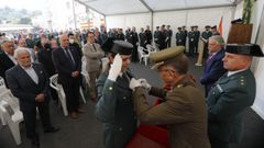 Imposici�n de condecoraciones durante el acto conmemorativo de los 178 a�os de la Guardia Civil 