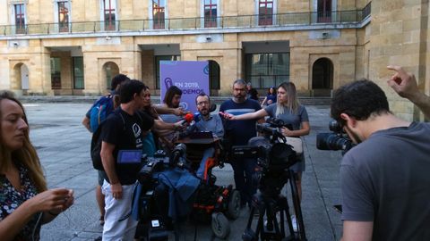 Pablo Echenique, con Jara Cosculluela y Xuacu Rodrguez, coportavoces de Organizacin en Podemos Asturies, atiende a los medios de comunicacin en Gijn