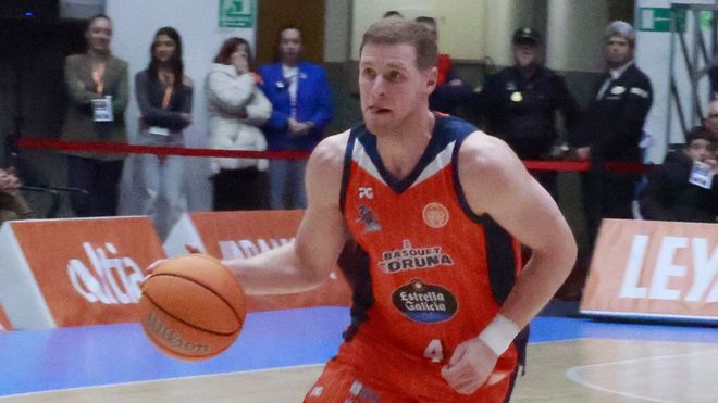 Paul Jorgensen, con el bal�n en la mano durante un encuentro del Leyma Coru�a en esta temporada