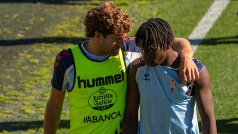 Los jugadores del Celta Marcos Alonso e Ilaix Moriba.