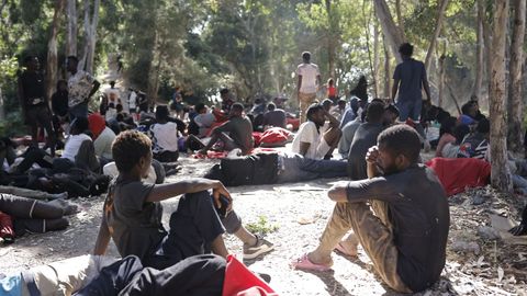 Grupos de inmigrantes llegados desde Marruecos y que no han querido regresar permanec�an ayer en Ceuta. 