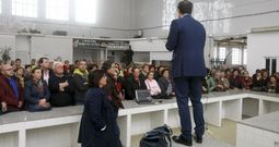 La presentaci�n que Fole ofreci� encaramado en un mesado de la segunda planta no fue del agrado de los placeros de Vilagarc�a. 