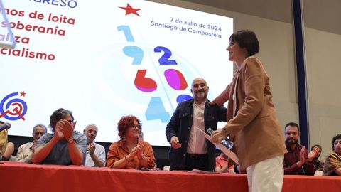 Ana Pontn saluda a Nstor Rego, reelegido secretario xeral de la UPG, en el ltimo congreso del partido.