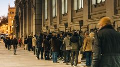 Imagen de archivo de colas en el Banco de Espa�a para contratar letras del Tesoro.