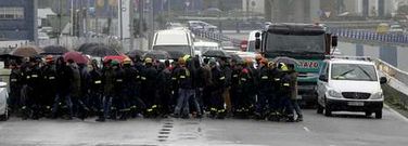 Trabajadores de la planta coru�esa de Alcoa durante una de las protestas que han iniciado esta semana contra el expediente de despido colectivo. 