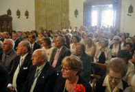 El santuario de la Peregrina, ayer, durante la misa, que tambi�n se sigui� desde fuera. 
