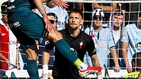 El portero del Celta Ionut Andrei Radu, durante el partido ante el Alav�s.