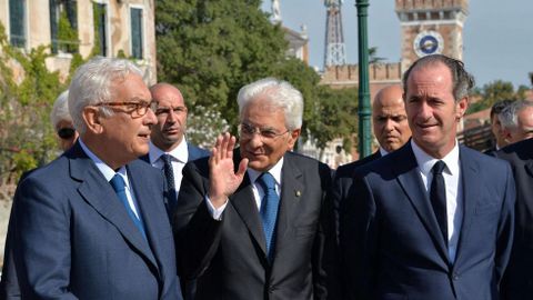 El presidente italiano, Sergio Mattarella, a su llegada a la Bienal de Venecia junto al presidente de la misma, Paolo Baratta, y el gobernador de la regin de Veneto, Luca Zaia