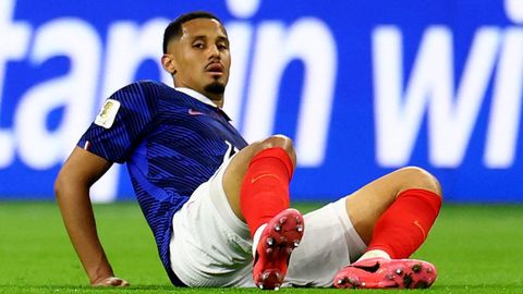 Saliba sentado en el terreno de juego durante el Francia Espa�a.