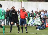 Joselu reclam un penalti en los primeros minutos del encuentro aunque el rbitro le mostr una tarjeta amarilla. 