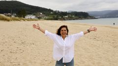 Mari�a Gueimunde en la playa viveirense de Area 