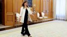 La diputada de JxCat, Laura Borr�s, ha lucido en su chaqueta un broche de una mariposa amarilla y en su mano derecha, con la que ha saludado al rey, portaba una pulsera del mismo color