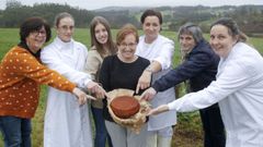 Ana Vence, en el centro, con uno de los quesos de Campo Capela y empleadas de la cooperativa