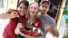 Ana �lvarez, viuda de Lito Pena, propietario del hist�rico Moby Dick de Sada, con una de las m�ticas palanganas en las que serv�an su c�lebre c�ctel y que este domingo volver�n a llenarse en el homenaje que preparan Nadia y Guille en el espacio Vivamus Terrace.