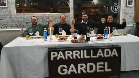 portabales.De izquierda a derecha, Antonio Vecino, Juan Meijide, Julio Conchado y Alberto Ma&ntilde;ana, que disputaron en la parrillada Gardel de Arteixo la final del I Campeonato Gallego de Chulet&oacute;n en medio de una gran expectaci&oacute;n
