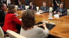 Las ministras de Industria, Reyes Maroto y de Transici�n Ecol�gica, Teresa Ribera (de espaldas), durante la reuni�n con los presidentes de Asturias, Javier Fern�ndez, y de la Xunta de Galicia, Alberto N��ez Feij�o, para abordar la situaci�n de Alcoa tras los anunciados cierres de las plantas de A Coru�a y Avil�s