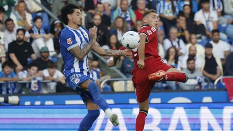 Jos� Mar�a Gim�nez, durante una pugna de bal�n en el partido entre el Deportivo y el Sevilla disputado en Abanca Riazor.