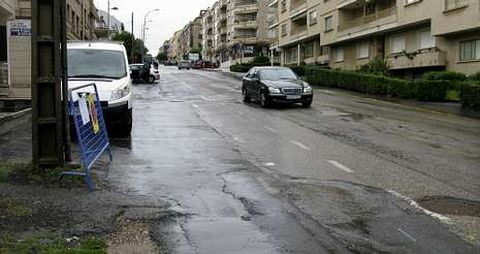 Las aceras no tienen continuidad, la calzada est� parcheada y la recogida de pluviales es inexistente en una calle c�ntrica de Sanxenxo. 