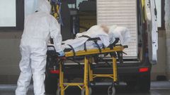 En la fotograf�a, un afectado por covid ingresando por Urgencias en Ferrol