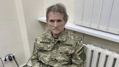 Viktor Medvedchuk, detenido, con uniforme ucraniano para camuflarse