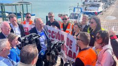 El eurocomisario Costas Kadis conversando con inspectores de Pesca de Espaa en Pescola a principios de mayo