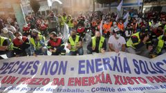 Los trabajadores de Alcoa, en una concentraci�n ante la Subdelegaci�n del Gobierno