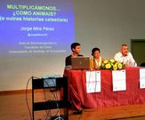 Jorge Mira, con dos de los profesores del centro. 