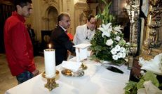 Xo�n Carlos Rodr�guez, con Jos� Bouso nunha ofrenda. 