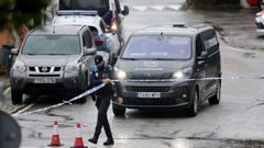 Coche de la funeraria frente a la casa de Mos donde asesinaron hace siete d�as a Mar�a Bel�n.