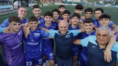 Cndido, en el centro de la pia de su equipo de juveniles