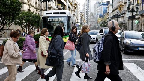 Gente cruzando la calle Garc&iacute;a Barb&oacute;n de Vigo, en una imagen de archivo