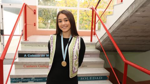 Helena Vázquez con su medalla de oro en el instituto de Ponteceso