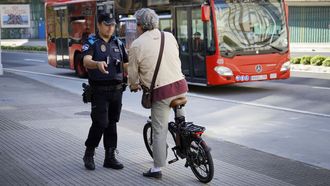 Control de la Polic�a Local a bicicletas y patinetes en Linares Rivas