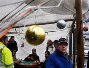 Los adornos recuerdan en Lantero la proximidad de unas fiestas que este a�o ser�n duras. 