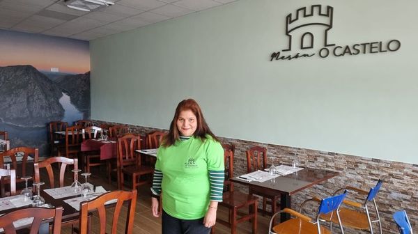 Sandra Paola Tovar est&aacute; al frente del mes&oacute;n O Castelo en Castro Caldelas junto a su pareja, Manolo Rodr&iacute;guez. 