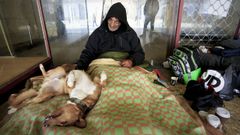 Jos� Manuel y su perro Chico, en las calles de Lugo