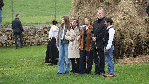 Los Reyes, la princesa Leonor y la Infanta Sof�a durante el acto de entrega del premio al ?Pueblo Ejemplar de Asturias 2025, a 25 de octubre de 2025, en Valdesoto, Sieto, Asturias (Espa�a). El Premio al Pueblo Ejemplar de Asturias 2025 ha sido concedido a la parroquia de Valdesoto, que pertenece al concejo asturiano de Siero