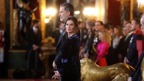 Felipe VI y la reina Letizia en el saln del trono del Palacio Real durante la recepcin del cuerpo diplomtico acreditado en Espaa