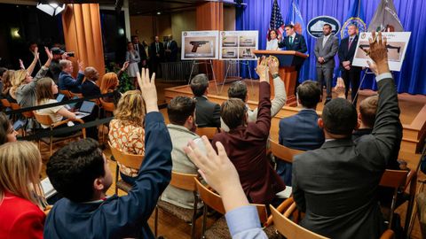 Los periodistas alzando la mano para preguntar sobre el intento de atentado en la rueda de prensa donde el director del FBI  Kash Patel cont� los avances de la investigaci�n