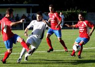 El delantero del San Lorenzo Carlos despeja un bal�n ante la oposici�n del xalleiro Chinda. 