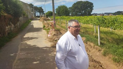 El alcalde, David Castro, en un camino en Ribadumia