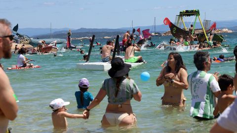 Festa da Dorna: Rejata de Embarcasi�ns feitas a machada e pan de millo na playa de Coroso