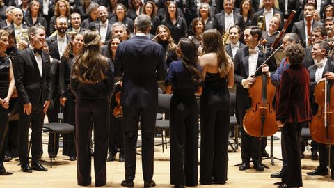 Los reyes Felipe VI y Letizia, acompaados por la princesa Leonor (i) y de la infanta Sofa (d) posan con los msicos durante el tradicional concierto de los Premios Princesa de Asturias 