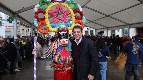 Besteiro junto a un boteiro, el personaje m�s conocido del Entroido de Viana do Bolo.