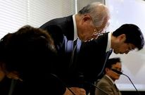 El nobel Noyori, con otros miembros de su equipo, en el momento de excusarse por el fallo.