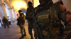 Varios soldados franceses vigilan el acceso aL centro comunitario jud�o donde fueron atacados los soldados