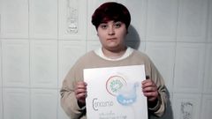 �rica Coello, alumna del IES Montecelo de Pontevedra, con el cartel que dise�� y que gan� el certamen del CIFP Fraga do Eume