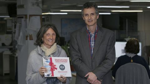 Lola Vzquez, gaadora do concurso do 2022, no momento de recibir o seu premio de mans do delegado de La Voz en A Corua, Alfonso Andrade.