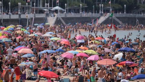 Lleno de gente en la playa de San Lorenzo de Gij�n