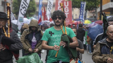 Un hombre toca la gaita durante una manifestacin organizada por los sindicatos de enseanza, a 1 de junio de 2025, en Oviedo